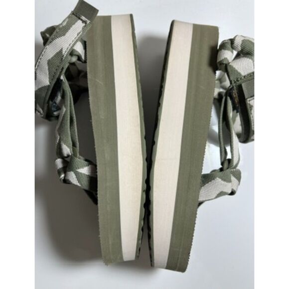 Teva Flatform Universal Sport sandal. Size 8 (W). - Picture 5 of 8